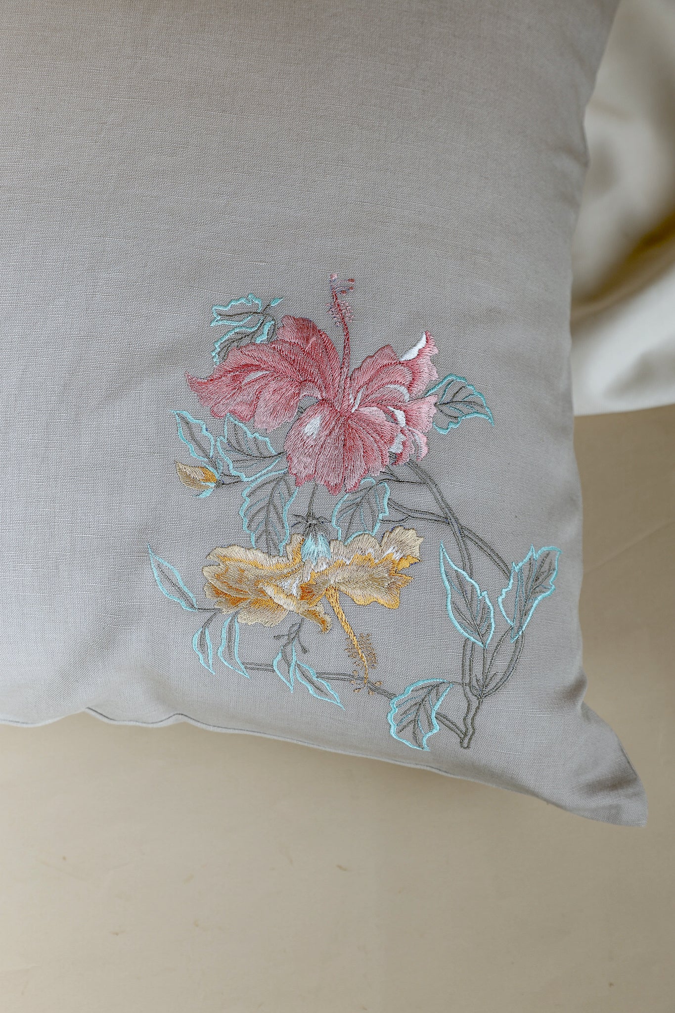 Coussin brodé Hibiscus Bloom