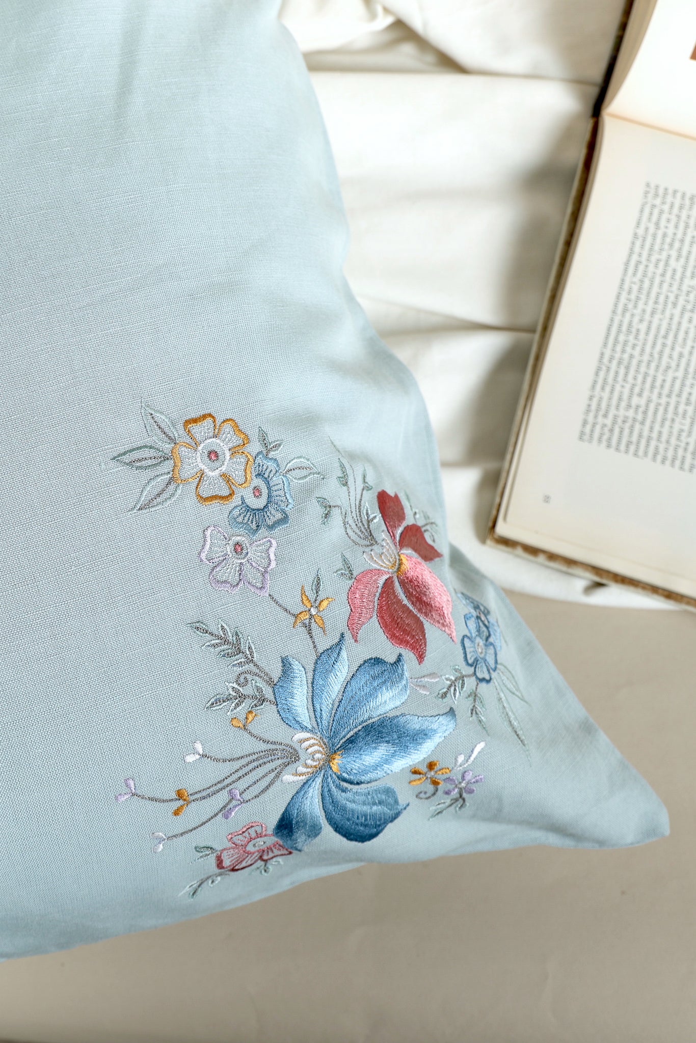 Coussin Brodé Bouquet Pastel