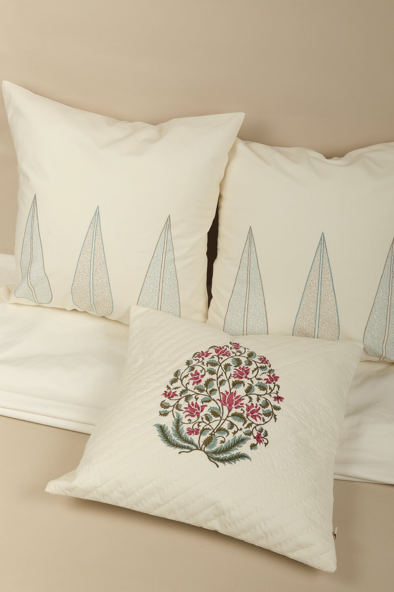 Coussin imprimé à la main en fleurs roses