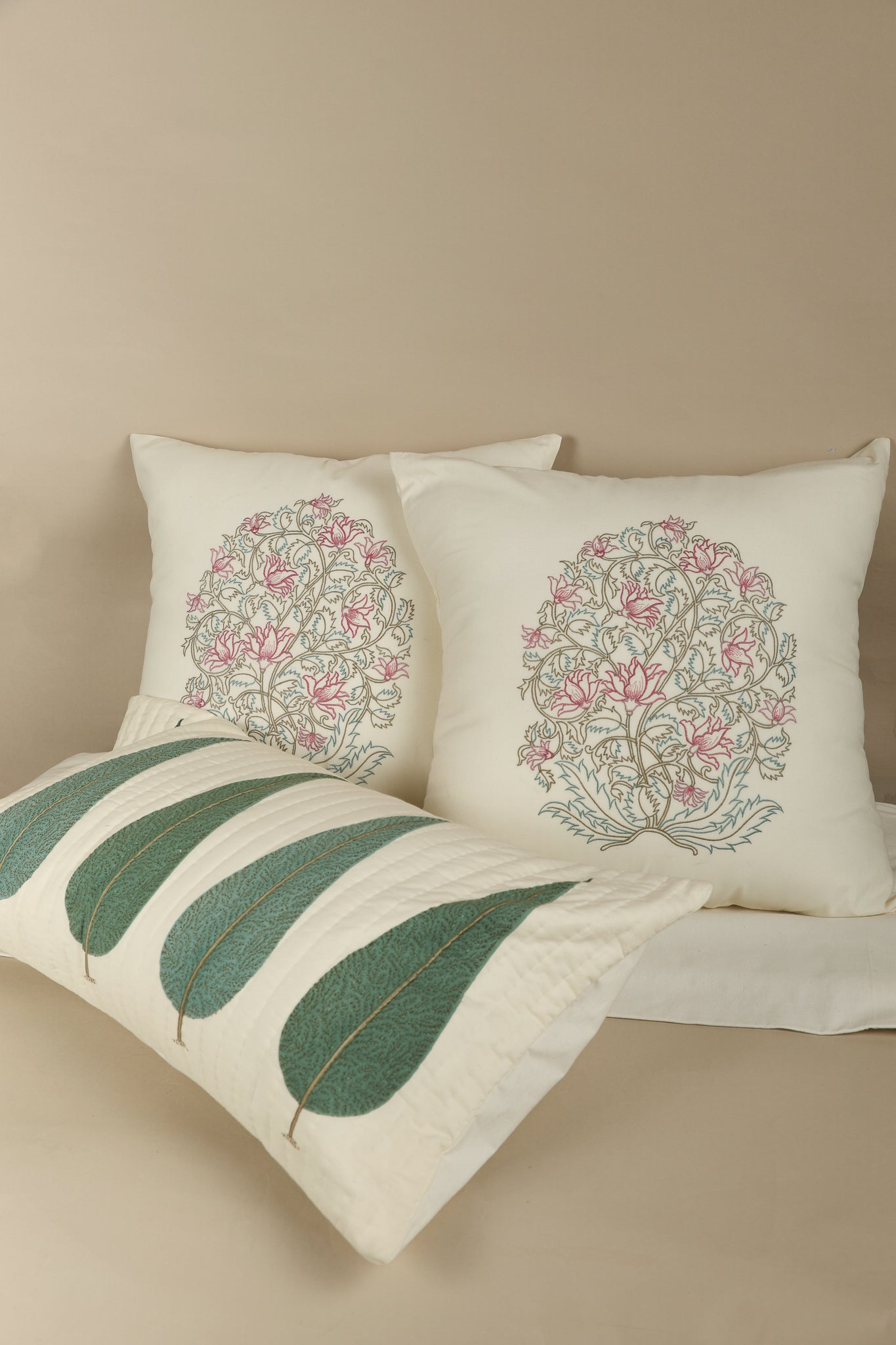 Coussin Brodé Fleur Rose