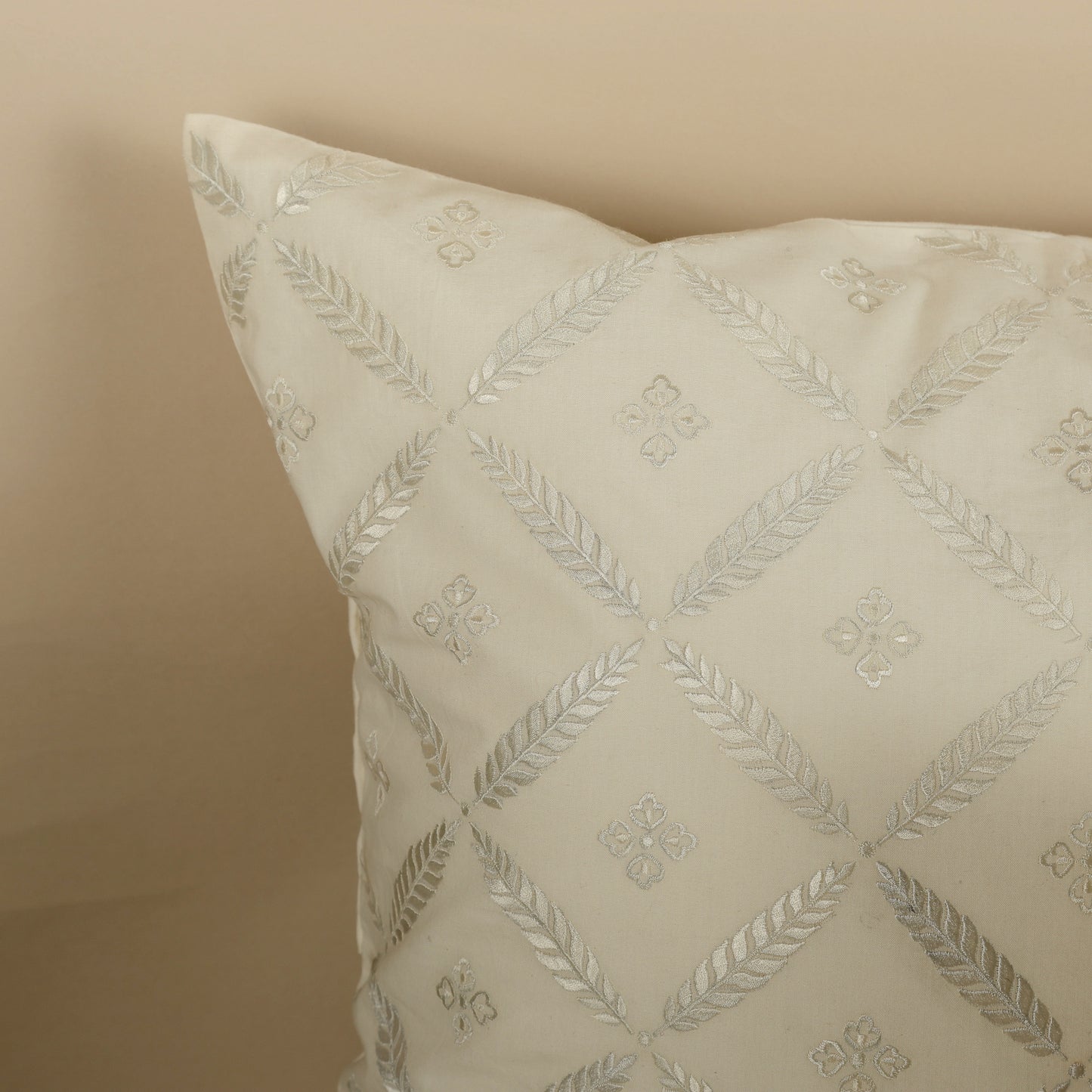 Coussin brodé ivoire Whisper