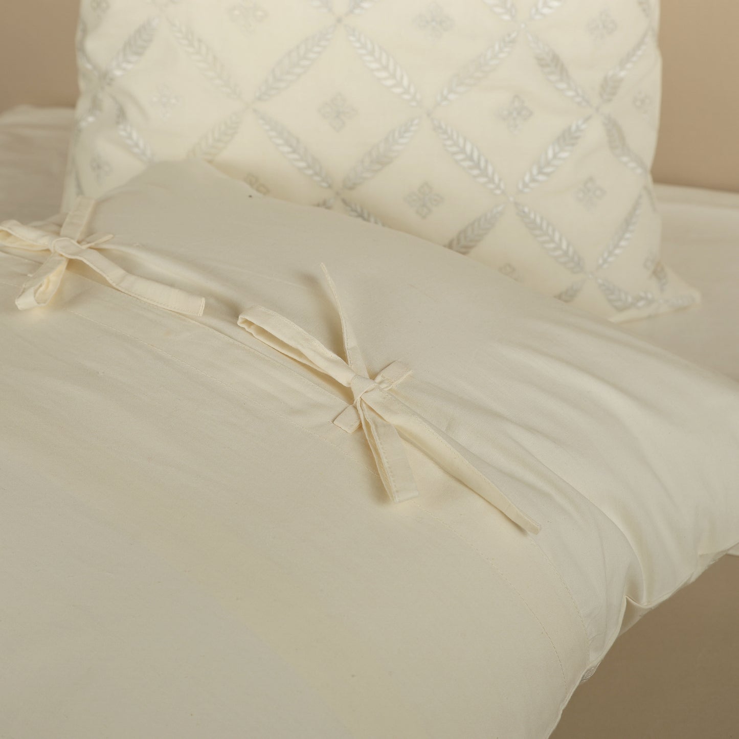 Coussin brodé ivoire Whisper