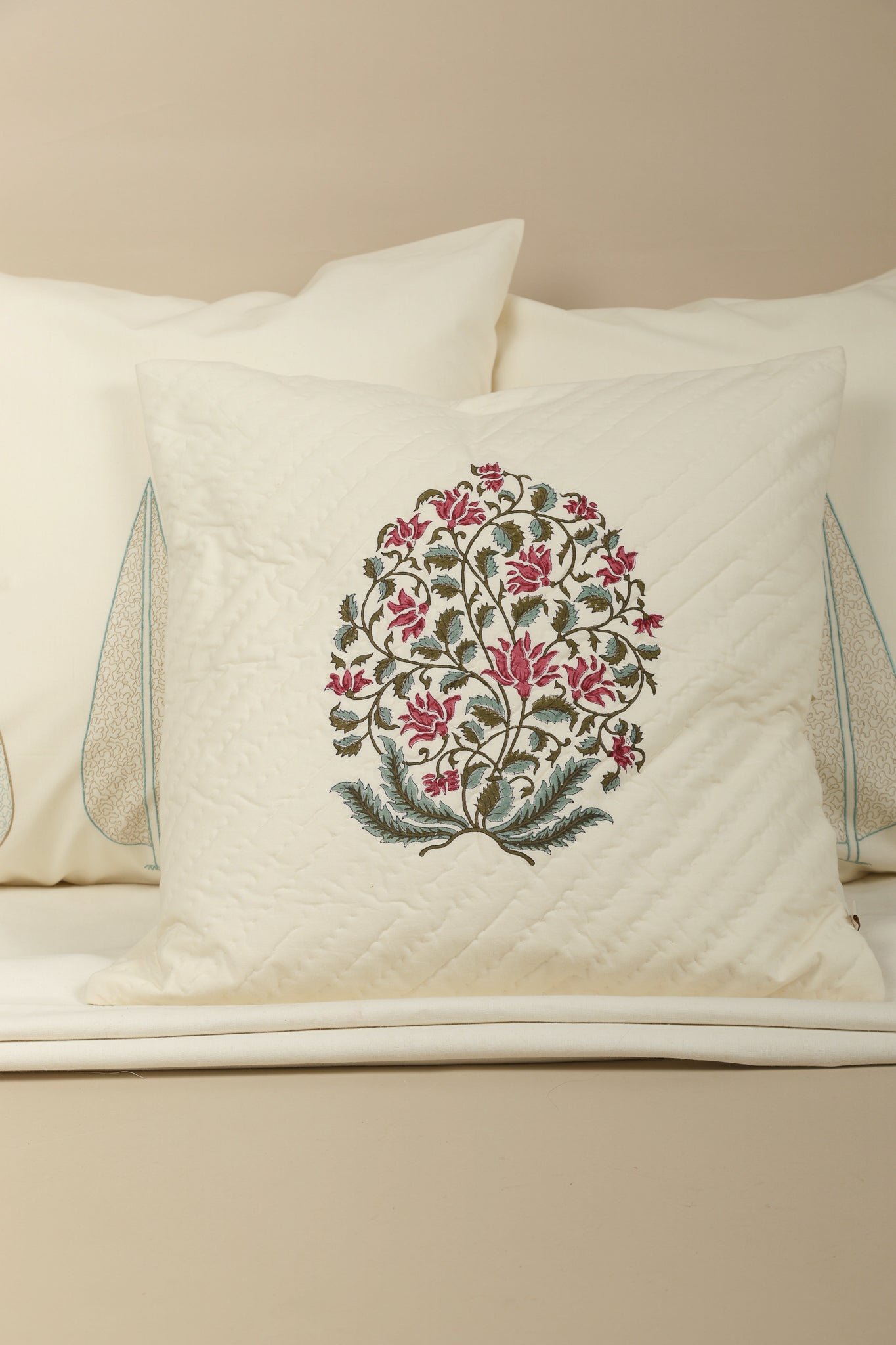 Coussin imprimé à la main en fleurs roses